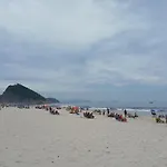 Quarto Em Frente A Praia Com Banheiro Privativo Em Um Apartamento Compartilhador - Oom With Private Bathroom In A Shared Apartment